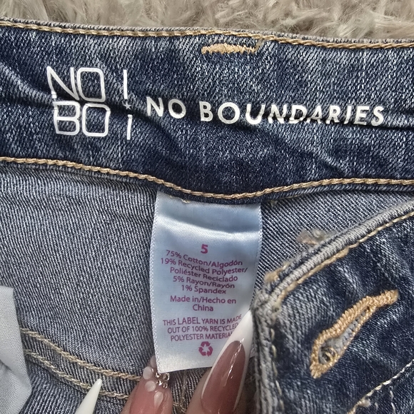 NWT No Boundaries High Rise Mom Jeans - Picture 3 of 4